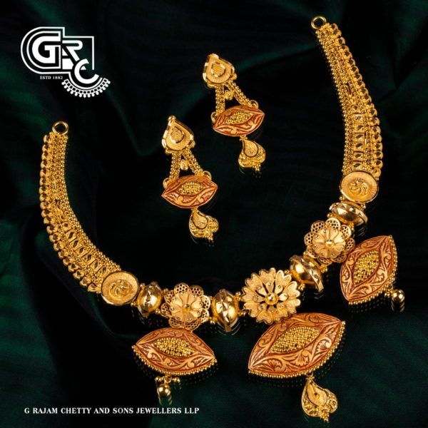 Extravagant Necklace Set Extravagant Necklace Set