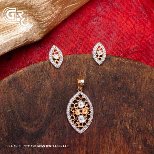Decorous pendant set Decorous pendant set