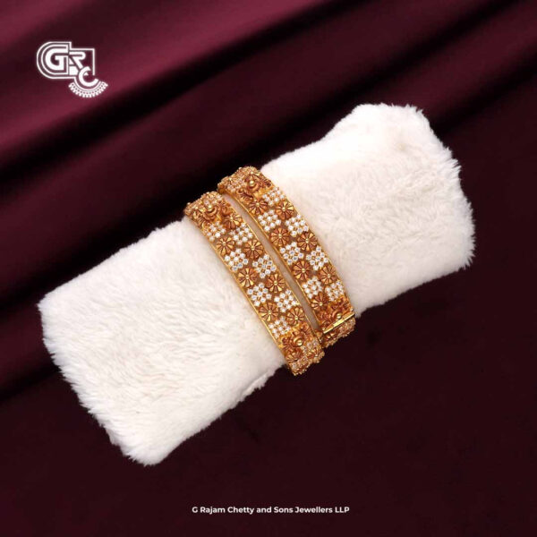 Elagent Luxury Glitering Stone Antique Bangles Elagent Luxury Glitering Stone Antique Bangles