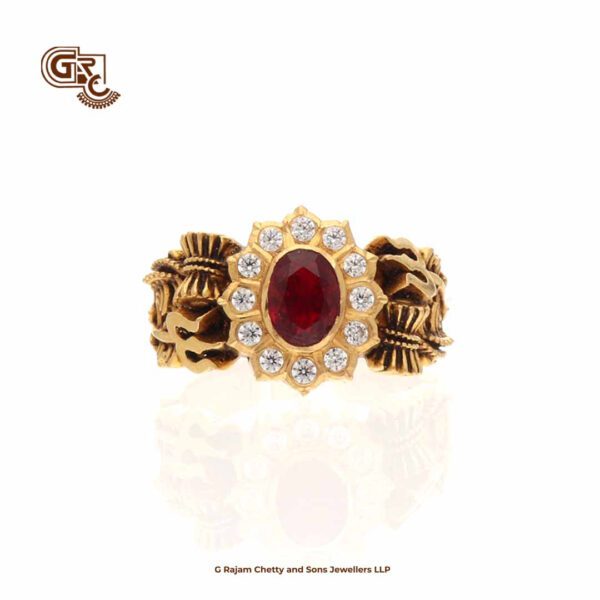 Gelittering Red Stone With Divine Antique Ring Gelittering Red Stone With Divine Antique Ring